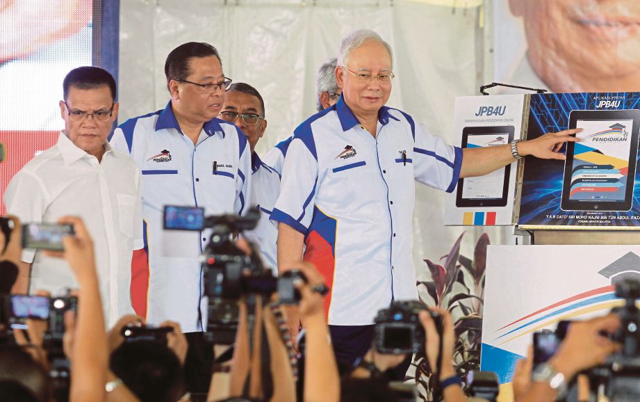 Najib bersama Menteri Kemajuan Luar Bandar dan Wilayah, Datuk Seri Ismail Sabri Yaakob (dua kiri) dan Menteri Besar Pahang, Datuk Seri Adnan Yaakob (kiri) melancarkan JPB 2017, semalam.