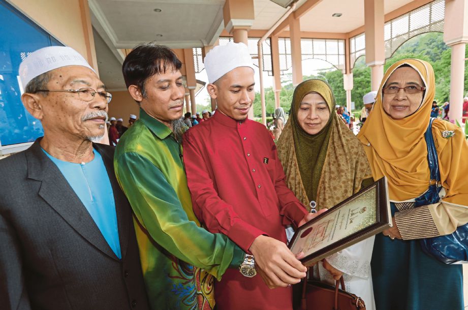 AHMAD Zahiruddin bersama  ahli keluarganya pada  Majlis Khatam Hafazan al-Quran yang diadakan di Dewan Muktamar, Darul Quran JAKIM.