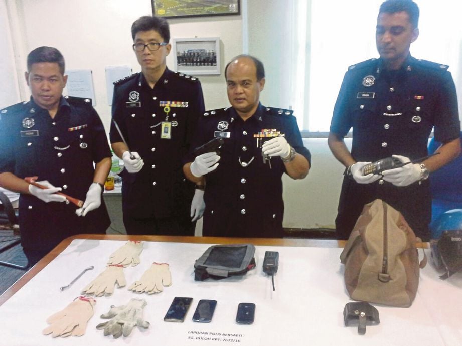 ABDUL Aziz (tiga dari kiri) menunjukkan pistol tiruan yang dirampas.