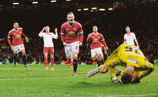 ROONEY (tengah) jaring gol tunggal United.