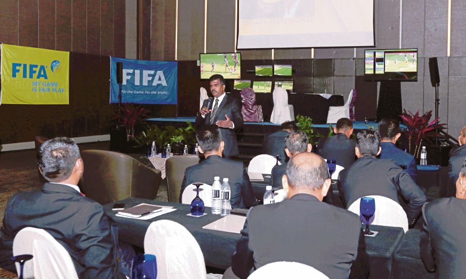 TENAGA pengajar pengadil FIFA C Ravichandran memberi penerangan kepada pengadil FAM.
