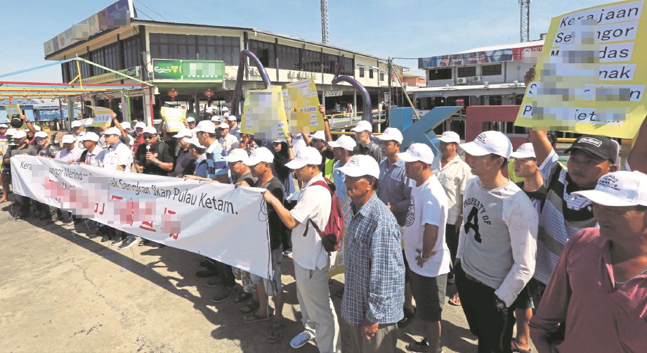 WAKIL Persatuan Penternak Ikan Selangor mengadakan bantahan di Pulau Ketam.
