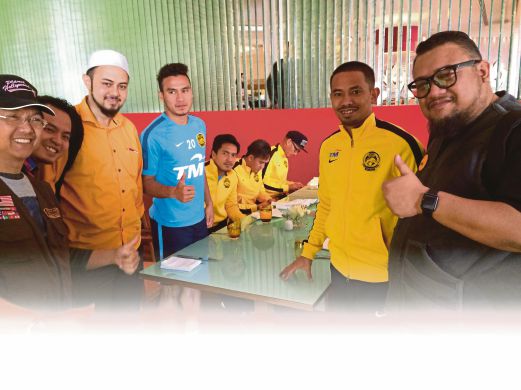 AFDLIN (kanan) dan Aziz (kiri) beri sokongan kepada pemain Harimau Malaya di Amman.