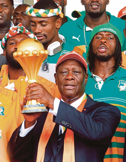 OUATTARA bersama barisan pemain  memperagakan Piala Negara Afrika.