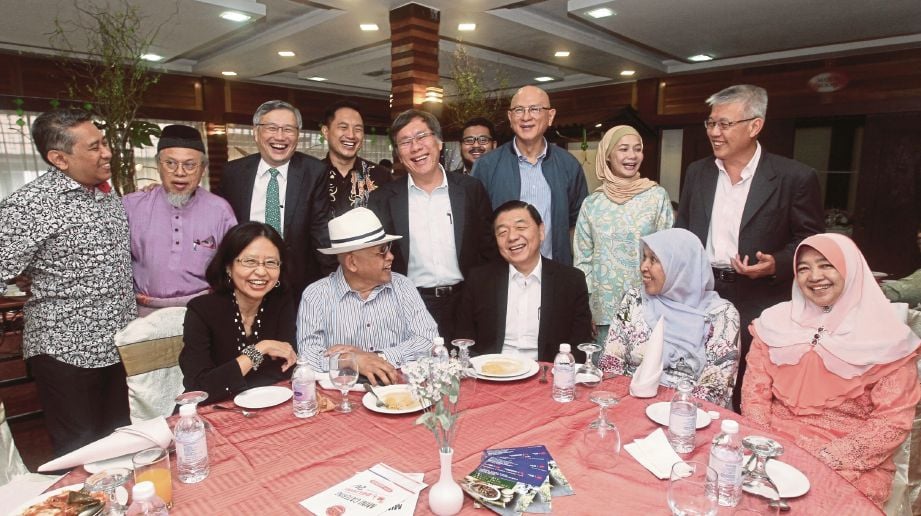 PRESIDEN Persatuan Pemilik Hotel Malaysia, Tan Sri Teo Chiang Hong (duduk, tengah) bersama tetamu pada Majlis Sambutan Aidilfitri MAHO, semalam.