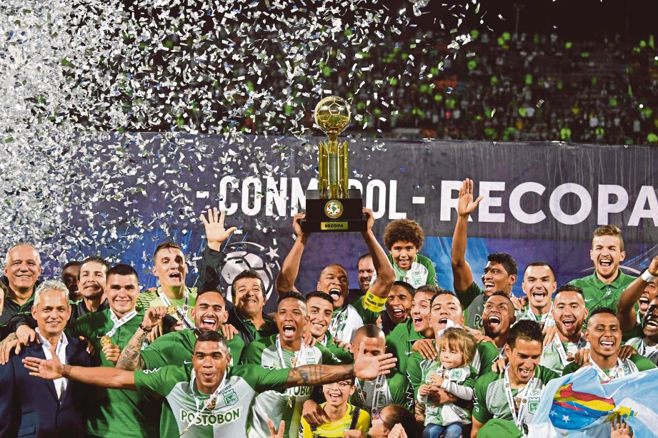 PEMAIN Atletico Nacional ceria menjulang trofi Piala Super Amerika Selatan, semalam.