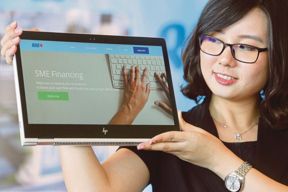 KAKITANGAN RHB, Wong Mun Ei menunjukkan aplikasi RHB SME Financing. 