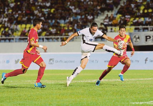 ISSEY (tengah) jaring dua gol untuk Terengganu.