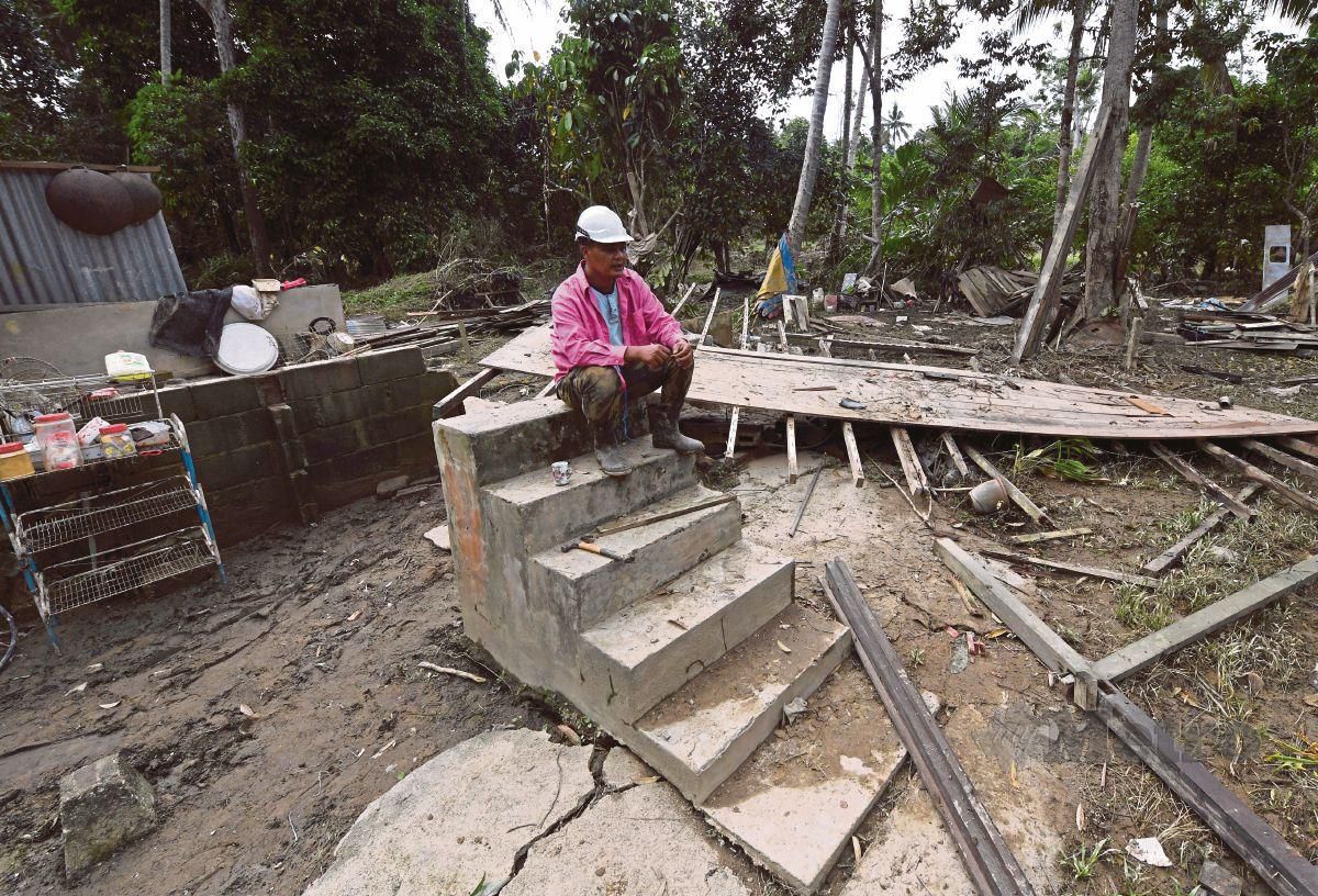 Penduduk Kampung Ajai, Raub, Pahang, Abdul Raof Muntil termenung mengenangkan nasib apabila rumahnya kini hanya tinggal tunggul tangga kerana dihanyutkan banjir besar. 