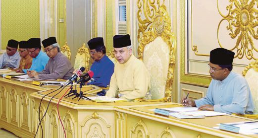  Sultan Nazrin berkenaan mengetuai mesyuarat Dewan Negara Perak ke-163 di Istana Iskandariah Kuala Kangsar. 