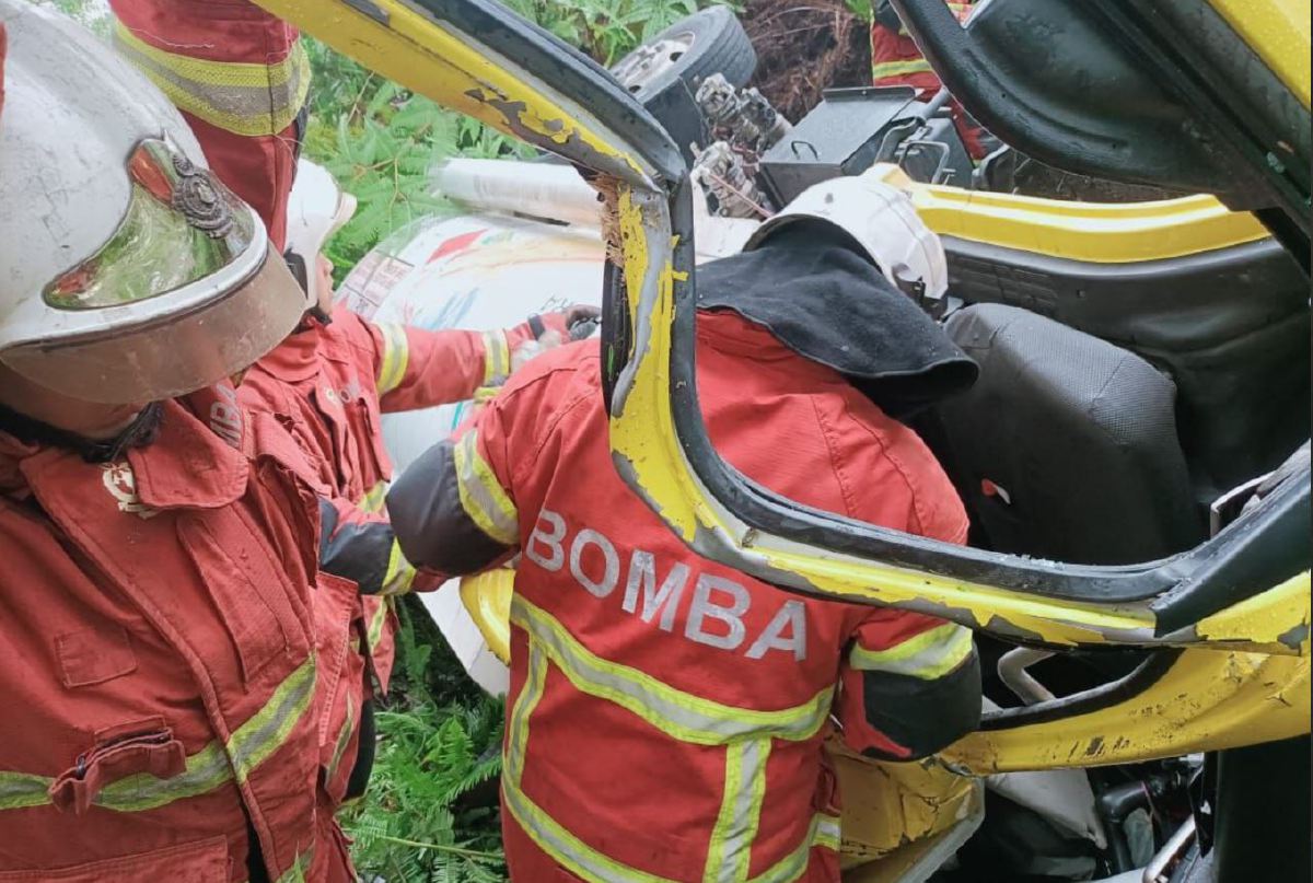 ANGGOTA bomba melakukan operasi menyelamat di lokasi lori tangki minyak terbabas dan menyebabkan pemandunya meninggal dunia. FOTO Ihsan JBPM,