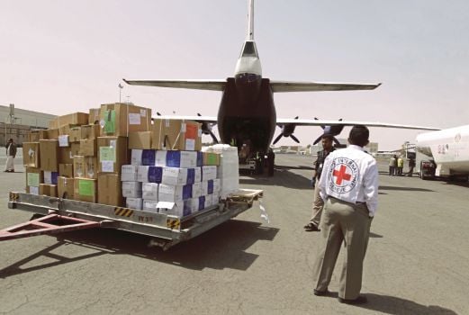 SEORANG pekerja Palang Merah mengeluarkan bekalan perubatan dan bantuan dari sebuah pesawat di lapangan terbang Sanaa, kelmarin.