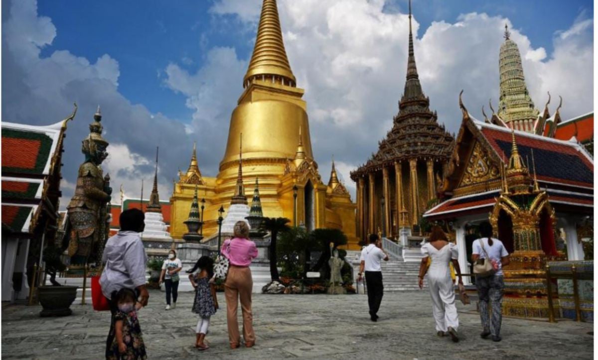 Pelancong melawat Grand Palace di Bangkok. FOTO fail AFP 