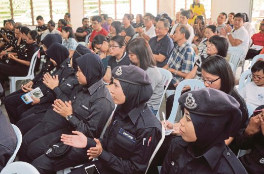 ANGGOTA polis turut hadir bersama penduduk pada kempen  di Dewan Pangsapuri Taman Mutiara, Klang.