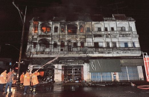ANGGOTA bomba memadamkan kebakaran sebuah bangunan yang musnah dalam serangan bom di Sungai Golok, kelmarin.