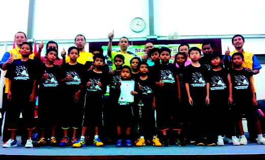 SEBAHAGIAN 100 pelajar  gembira selepas menyertai Kem Bakat Badminton KBS-Nusa Mahsuri peringkat negeri Pahang di Kompleks Rakan Muda Sukan Air Rompin, Rompin.  
