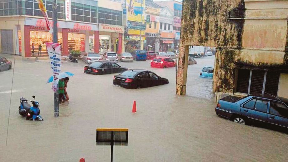 HUJAN lebat lebih tiga jam  menyebabkan beberapa kawasan di sekitar Seremban dilanda banjir kilat.