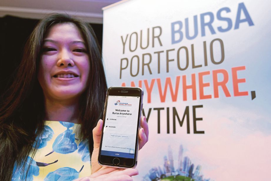 KETUA Pengembangan dan Pemasaran Perniagaan Utama UOB Kay Hian, Jean Soo menunjukkan aplikasi Bursa  Anywhere.