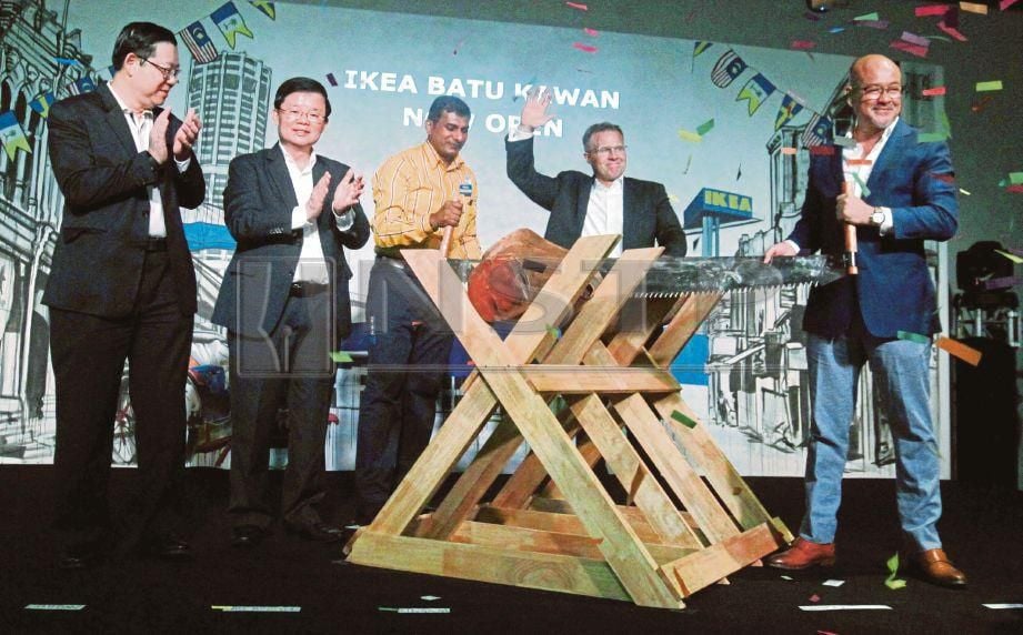 DARI kiri Guan Eng, Kon Yeow,  Pathmalingam, Christian  dan Pengarah Jualan IKEA Asia Tenggara, Mike King pada  perasmian  IKEA Batu Kawan, semalam. -Foto NSTP