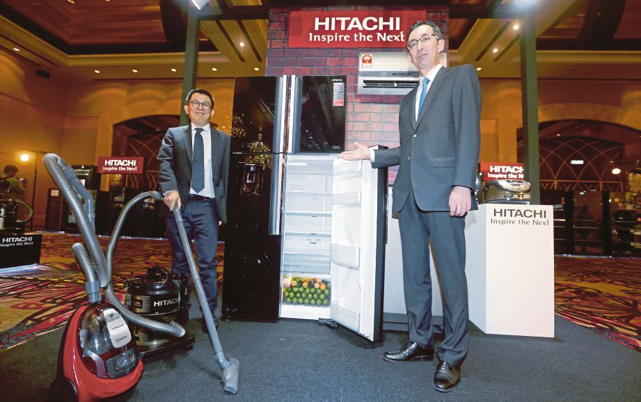 LIM (kiri) bersama  Takahiro   melancarkan siri produk terbaru Hitachi di One World Hotel. 
