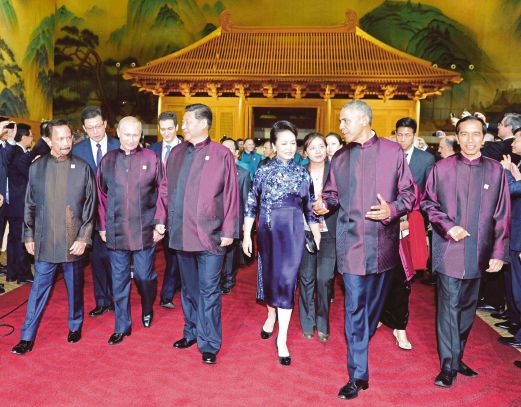 JOKOWI (kanan) bersama pemimpin dunia lain ketika mesyuarat Ekonomi APEC di Beijing, kelmarin. 