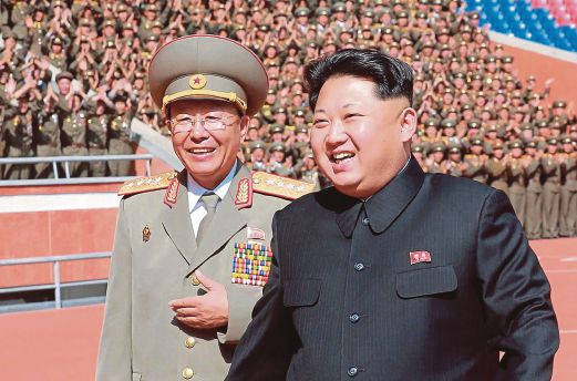 GAMBAR fail menunjukkan  Kim bersama Ri ketika perarakan tentera sempena ulang tahun ke-70 Parti Pekerja tahun lalu. 