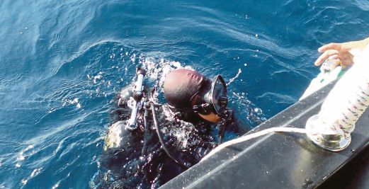 ANGGOTA  penyelamat  melakukan pemeriksaan mengesan objek didakwa jaket keselamatan yang  ditemui di   Teluk Usukan. 