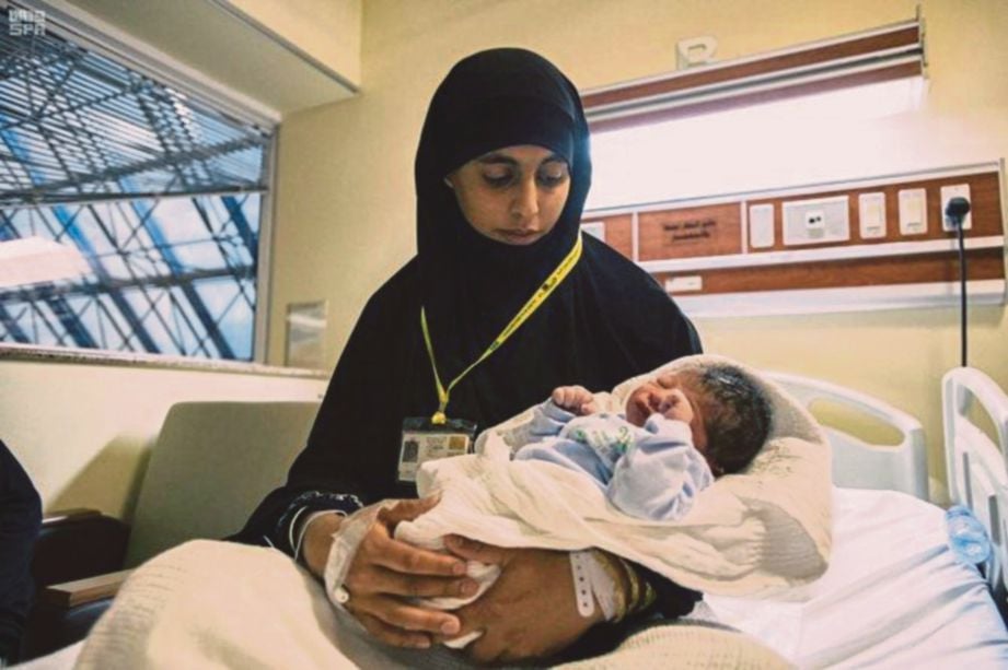SUAD melahirkan anaknya, Arafah. FOTO Agensi