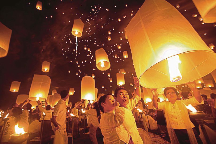 GAMBAR fail, pengunjung melepaskan tanglung terbang ketika Pesta Tanglung Terbang yang disambut setiap tahun di utara Thailand. - Reuters