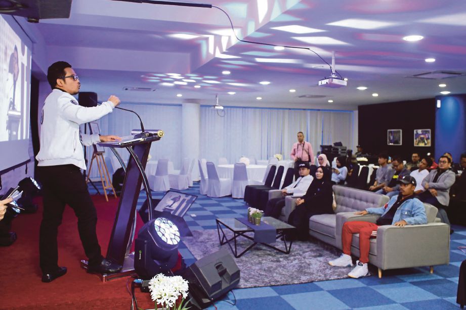 JAMALUDDIN memberi ucapan ketika majlis pengumuman  Sifubads Millionaire Conference.