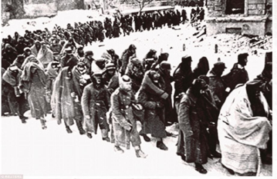 KEADAAN pendatang di Belgrade disamakan dengan banduan ketika Perang Dunia Kedua seperti gambar ini yang dirakam di Stalingrad pada 1943. - Agensi