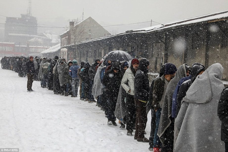 PENDATANG beratur untuk mendapatkan bantuan makanan di depan gudang terbengkalai di Belgrade, Serbia. - Agensi