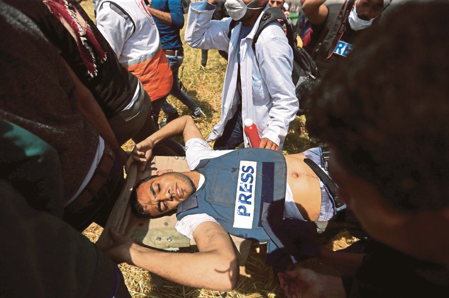 WARTAWAN Palestin, Yaser Murtaja, yang cedera ditembak tentera Israel di Gaza minggu lalu, meninggal dunia di hospital. - Reuters