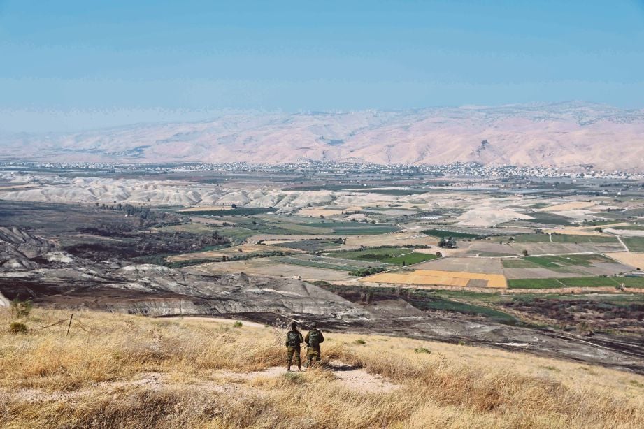 TENTERA Israel berdiri di penjara  lama yang menghadap Lembah Jordan antara bandar Israel Beit Shean dan bandar Tebing Barat. FOTO AFP