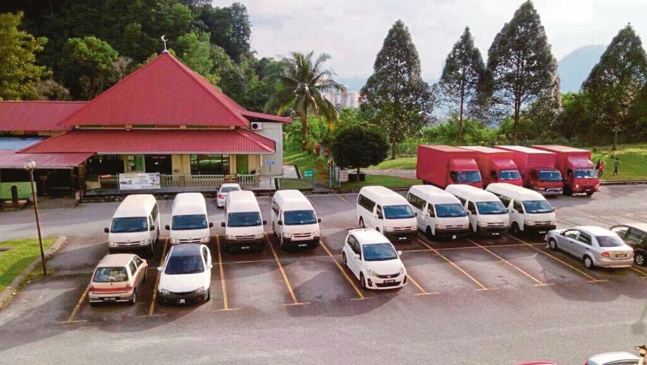  KAWASAN parkir di Pangsapuri Sri Baiduri Taman Ukay Perdana yang dijadikan tempat letak kenderaan perdagangan oleh pihak tidak bertanggungjawab. 
