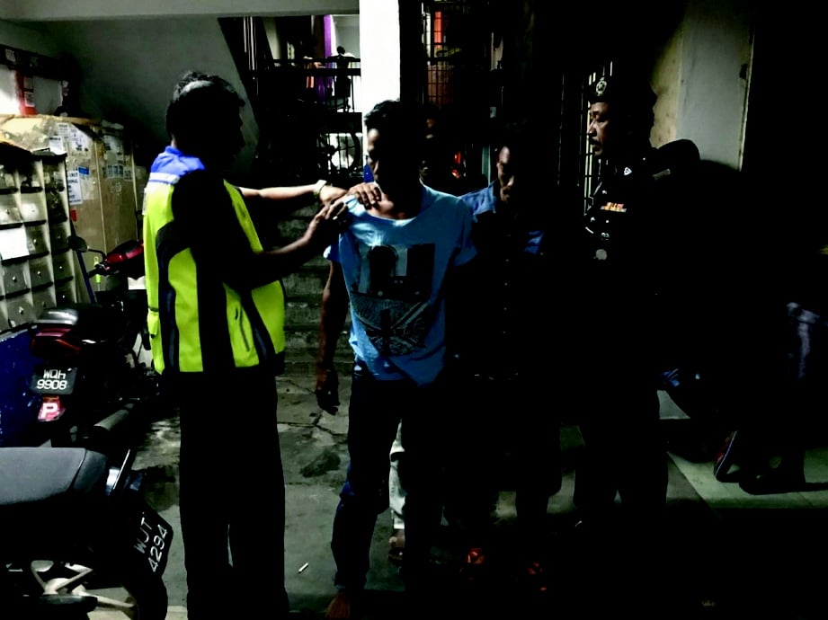 WARGA asing yang ditahan dibawa ke Ibu Pejabat Polis Daerah (IPD) Gombak untuk pemeriksaan lanjut.