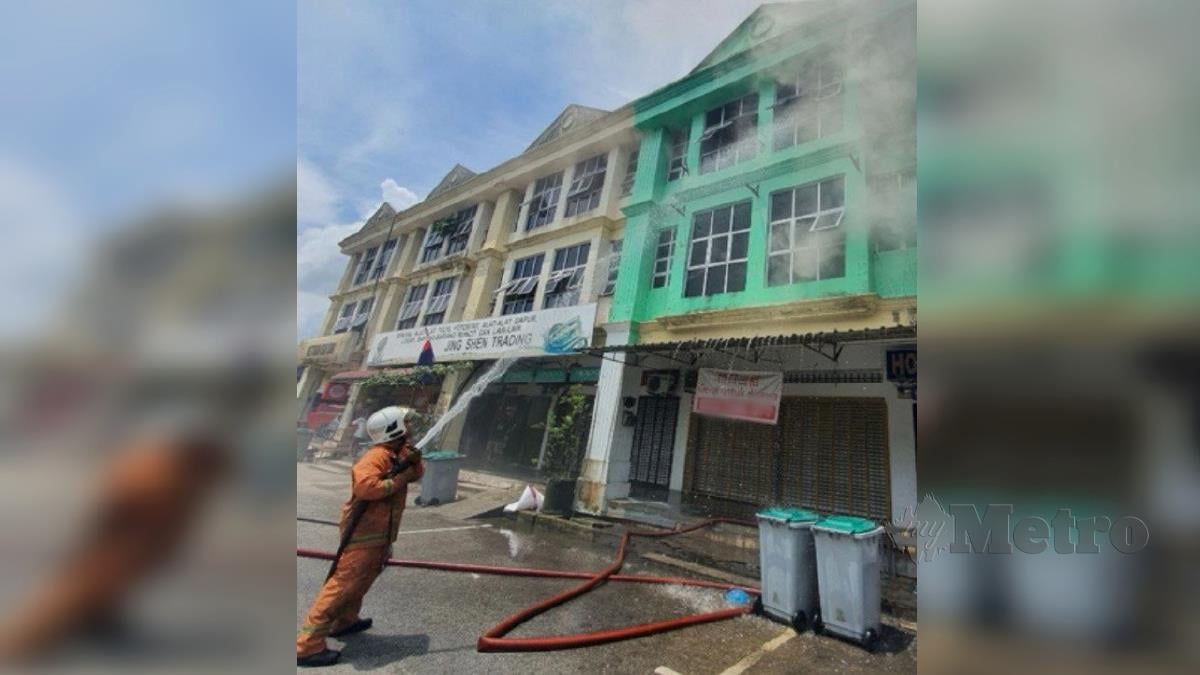 ANGGOTA bomba memadam kebakaran rumah kedai di Taman Mutiara, Pontian. 