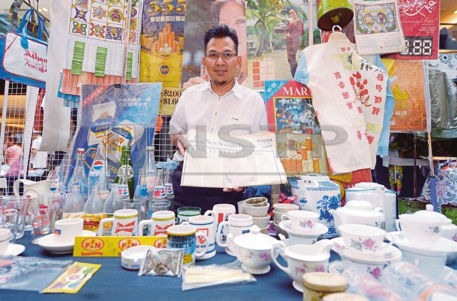  ALPIAN bersama sebahagian koleksi barangan antik dan vintaj di Fuyoh! Collectors Market, Publika. 