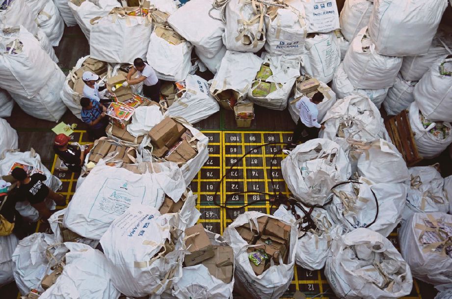 Sukarelawan menyusun kotak barangan di kapal Nautical Aliya pada  Misi  Food Flotila For Myanmar. 