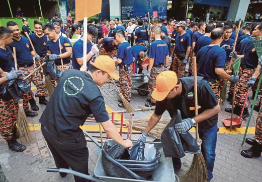 AKTIVITI gotong-royong selepas perasmian Program Kempen Kebersihan Bukit Bintang.