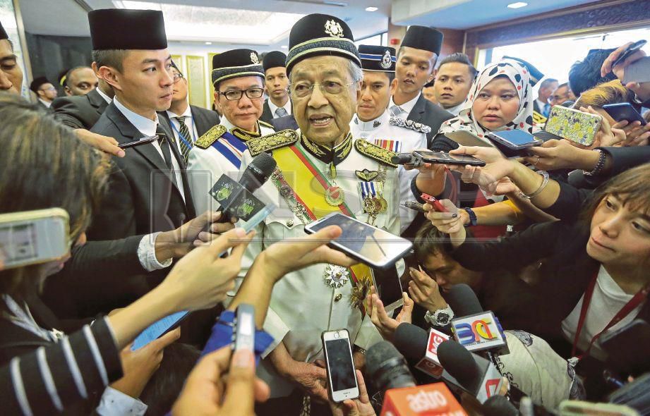 DR Mahathir menjawab soalan media, semalam. -Foto NSTP