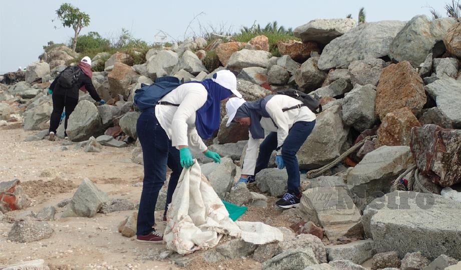 SEMAKIN ramai belia terbabit dalam aktiviti sukarela termasuk membersihkan pantai.