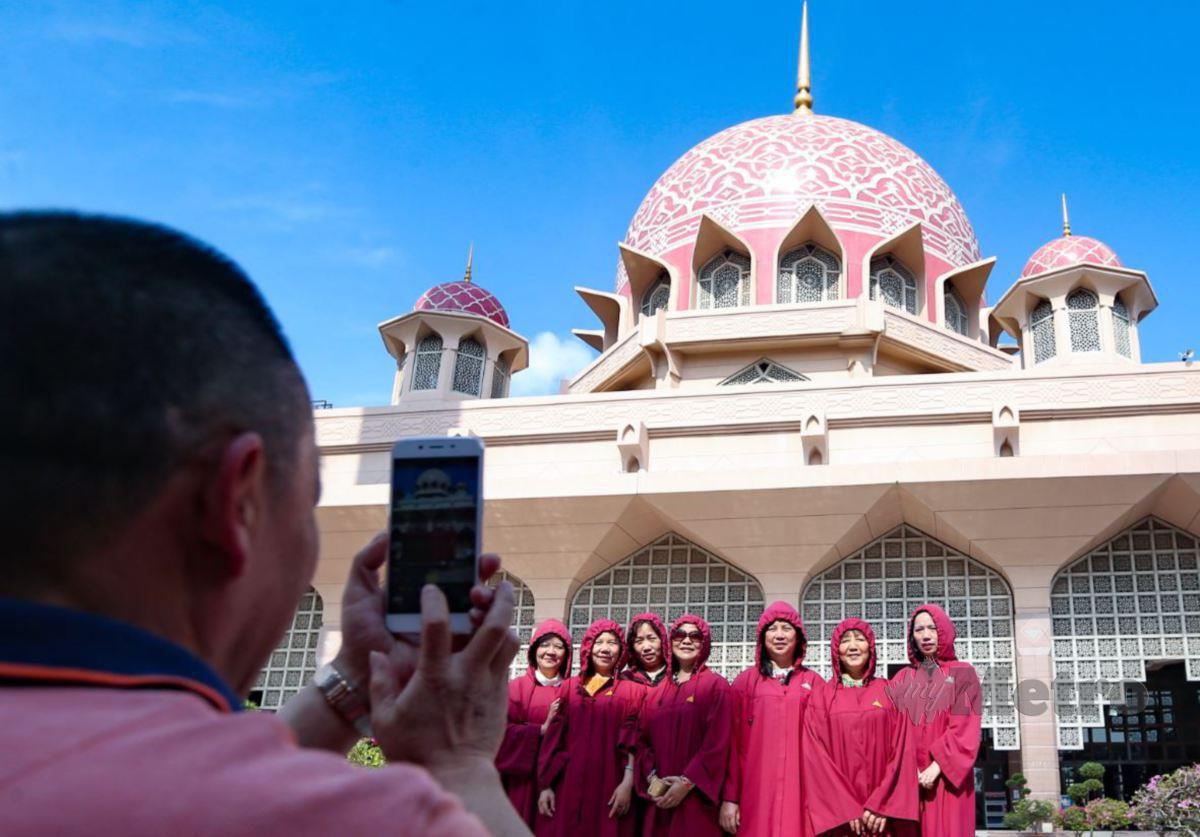 PELANCONG China bergambar di Masjid Putra, Putrajaya. FOTO Arkib NSTP.