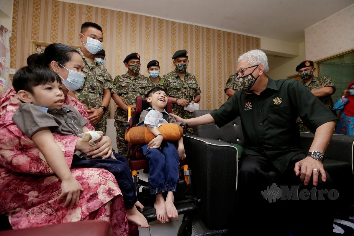 ISMAIL Sabri beramah mesra dengan Jizalle Ally yang menerima bantuan di  Pulada Johor.