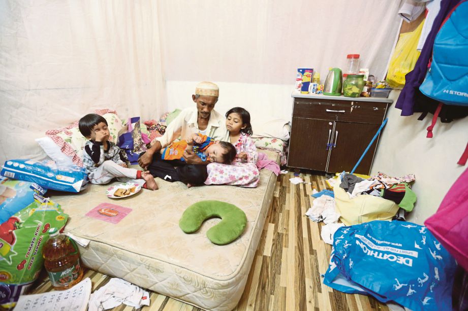   Mohd Razmi tinggal di bilik sewa bersama tiga anaknya di Segambut Dalam.  