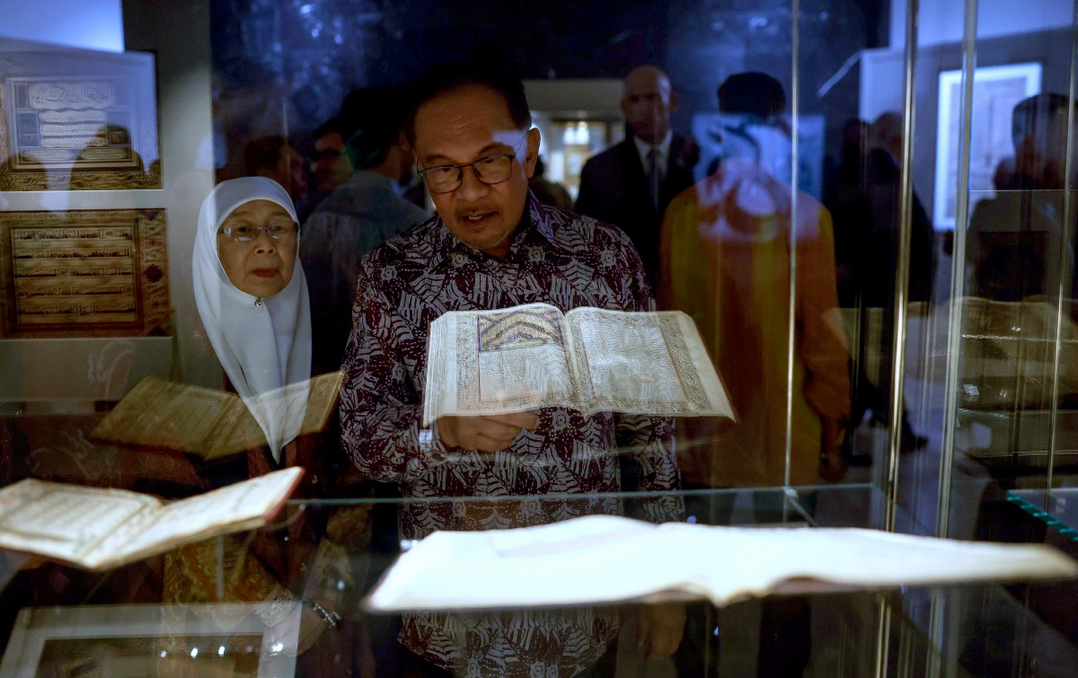 ANWAR bersama isteri Datuk Seri Dr Wan Azizah Wan Ismail melawat ruang pameran sempena Sambutan Ulang Tahun ke-25 Muzium Kesenian Islam Malaysia. FOTO Bernama.