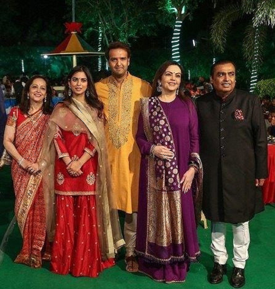 ISHA (dua dari kiri) dan bakal suaminya Anand (tiga dari kiri) bersama Ambani (kanan) serta ahli keluarganya pada majlis praperkahwinan. - Agensi