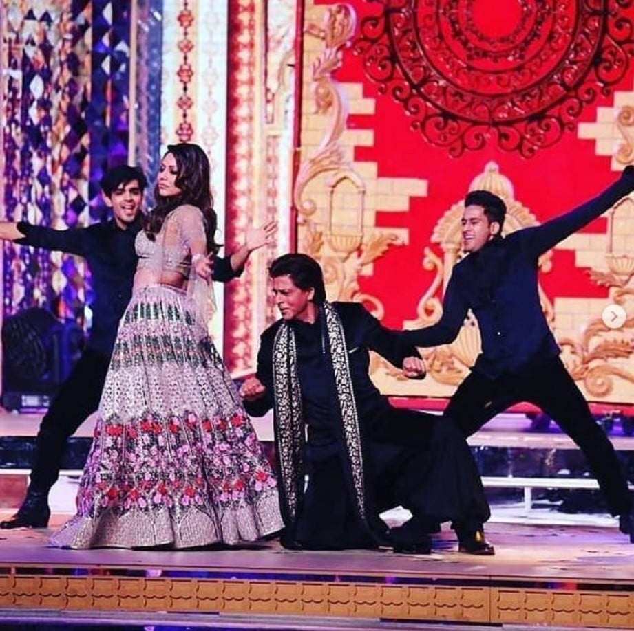 SHAH Rukh Khan dan isterinya Gauri antara yang membuat persembahan dalam acara praperkahwinan itu. - Agensi