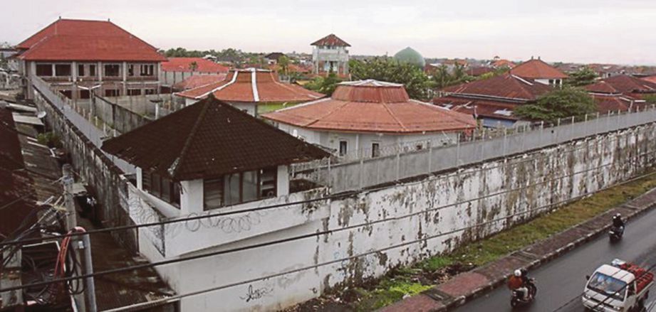 PEMANDANGAN penjara Kerobokan di Bali, lokasi dua banduan warga Amerika Syarikat melarikan diri semalam. - Agensi