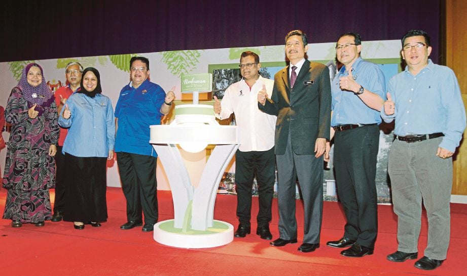  TENGKU Adnan (empat dari kanan) menghadiri Majlis Pelancaran dan Seisi Cabutan Undi RUMAWIP Residensi Rimbunan di Dewan Serbaguna, Menara Seri Wilayah di Putrajaya.